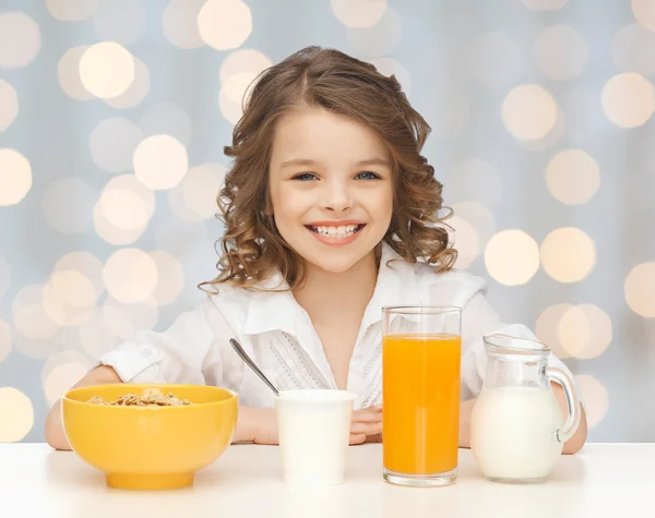 Glückliches Mädchen isst gesundes Frühstück — Stockfoto