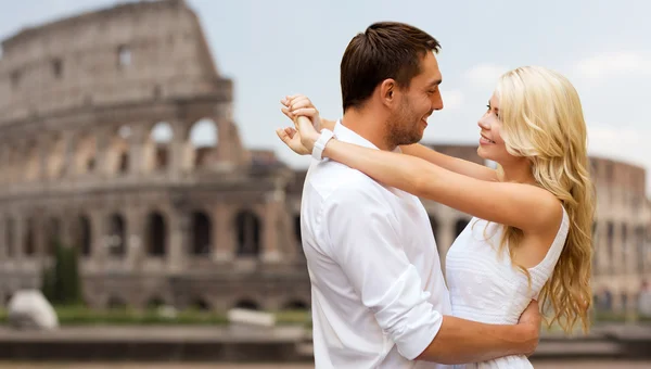 Счастливая пара, обнимающая Колизей — стоковое фото