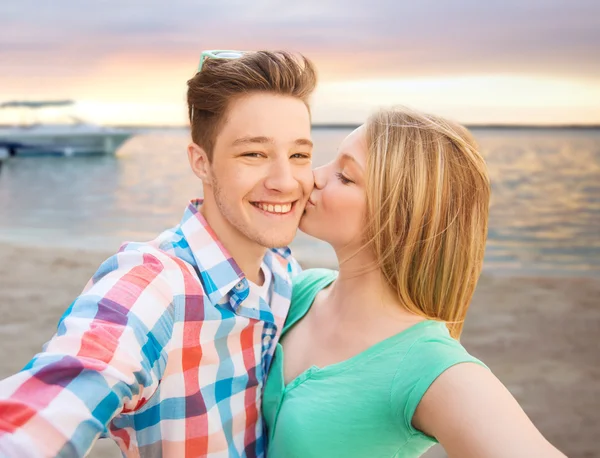 Feliz pareja tomando selfie en verano playa — Foto de Stock