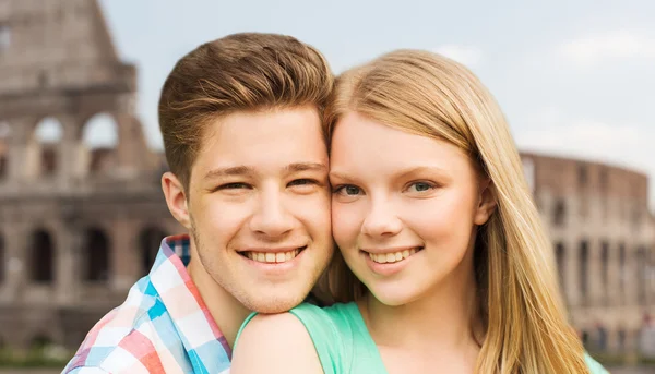 Couple souriant sur fond de colisée — Photo