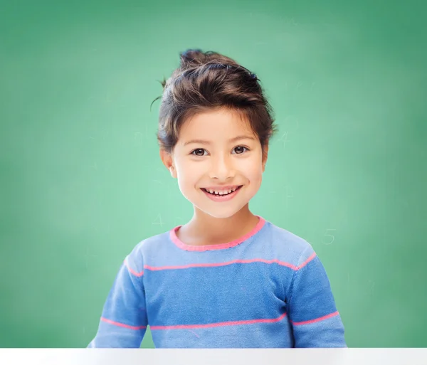 Liten flicka över krita ombord bakgrund i skolan — Stockfoto