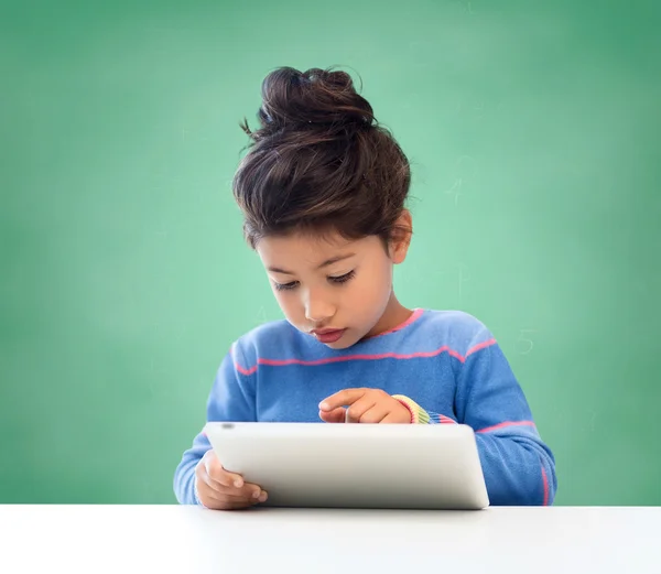 Bambina con tablet pc a scuola — Foto Stock