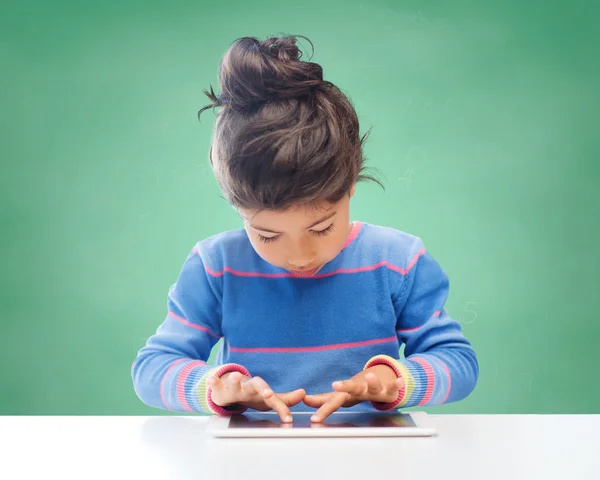 Bambina con tablet pc a scuola — Foto Stock