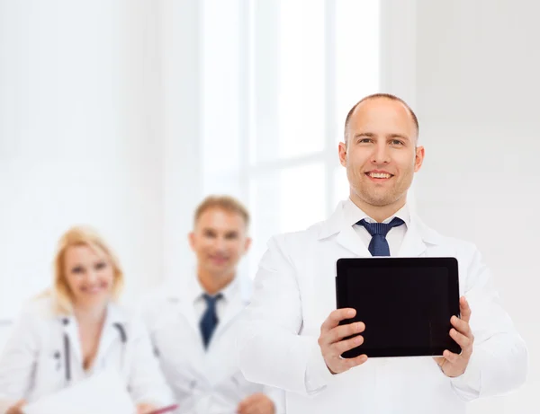 Sonriente médico masculino con tableta pc — Foto de Stock