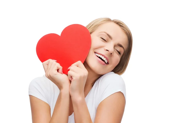 Lachende vrouw in wit t-shirt met hart — Stockfoto