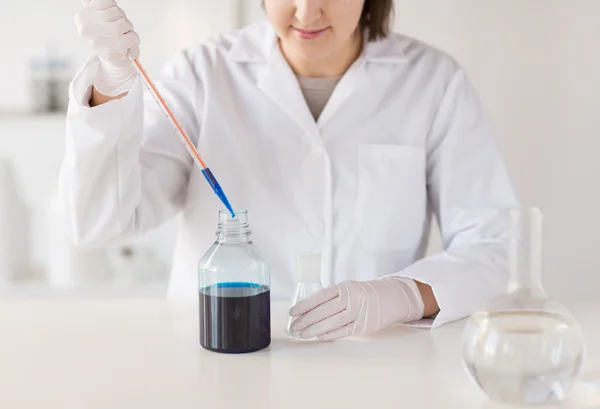 Close-up de cientista fazendo teste em laboratório — Fotografia de Stock