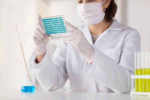 Close up of scientist making test in lab — Stock Photo, Image