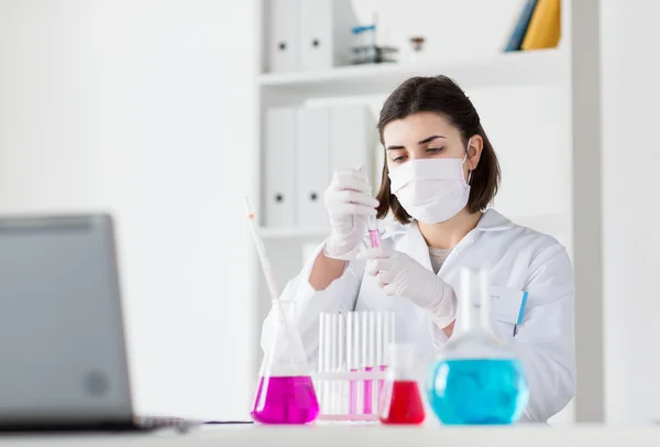Close-up de cientista fazendo teste em laboratório — Fotografia de Stock
