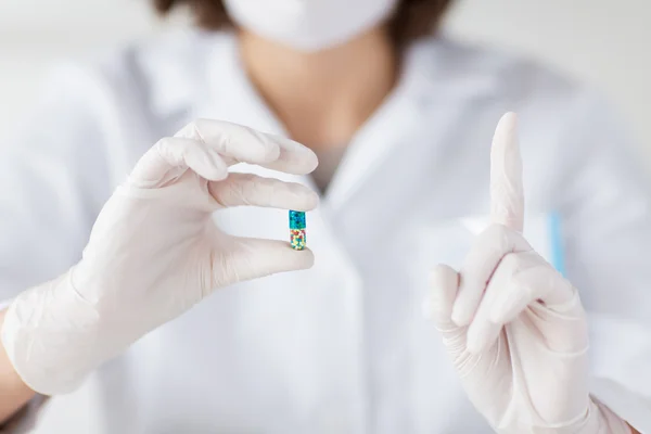 Close-up van wetenschapper holding pil in het lab — Stockfoto