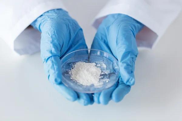 Perto de cientista segurando placa de Petri em laboratório — Fotografia de Stock