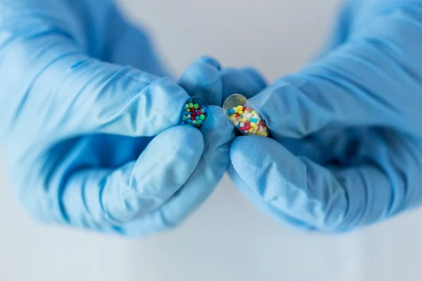 Hap laboratuarda tutan bilim adamı el yakın çekim — Stok fotoğraf