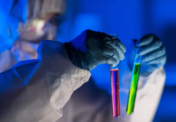 Perto do cientista que faz o teste no laboratório — Fotografia de Stock