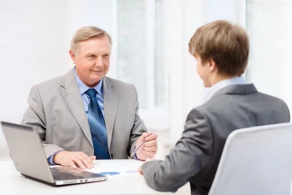 Oudere man en een jonge man met vergadering in kantoor — Stockfoto