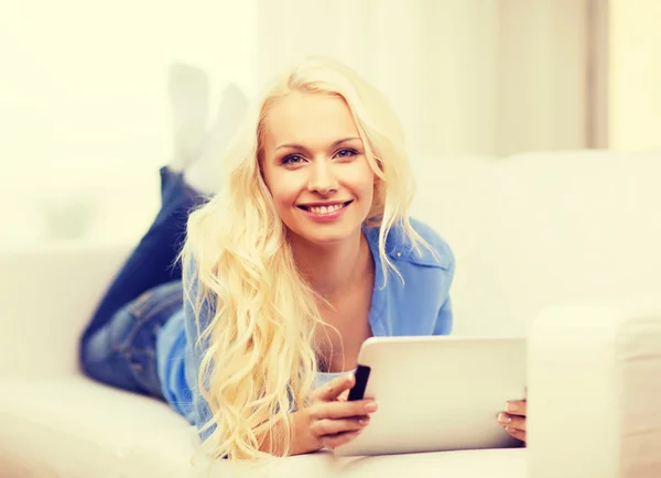 Donna sorridente con computer tablet pc a casa — Foto Stock