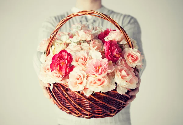 Hombre sosteniendo cesta llena de flores —  Fotos de Stock