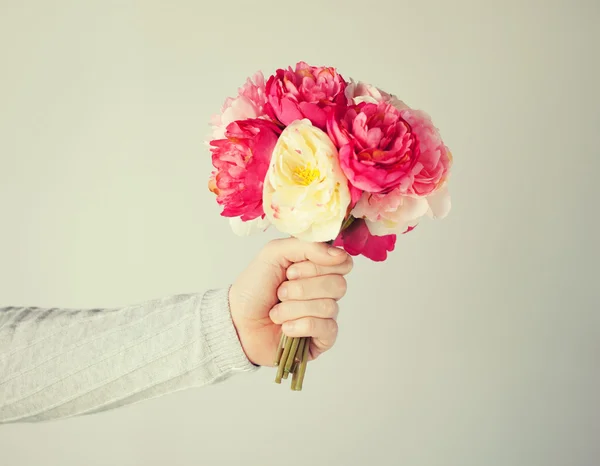 Mann überreicht Blumenstrauß — Stockfoto