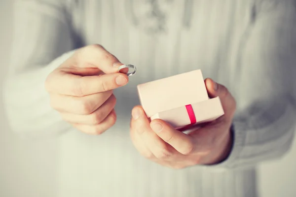 Uomo in possesso di fede nuziale e confezione regalo — Foto Stock