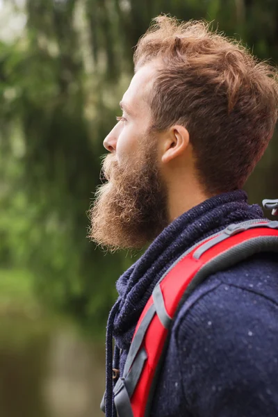 Glimlachende man met baard en rugzak wandelen — Stockfoto