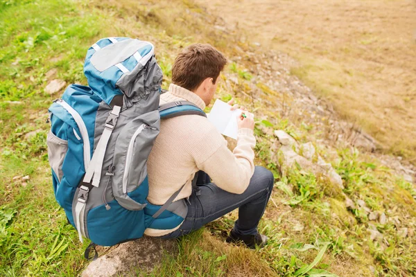 Hombre con mochila Senderismo — Foto de Stock