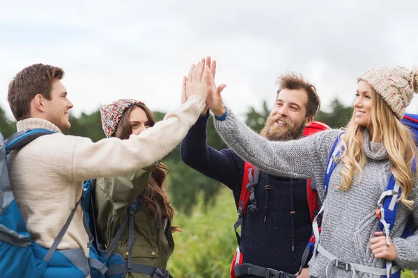 Gruppe lächelnder Freunde mit Rucksäcken beim Wandern — Stockfoto