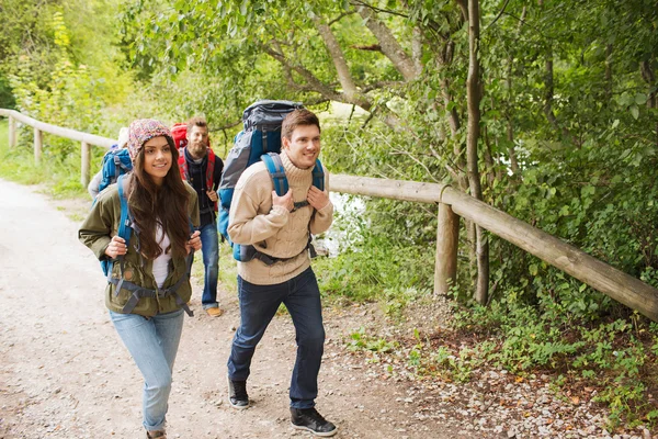 Hiking sırt çantaları ile gülümseyen arkadaş grubu — Stok fotoğraf