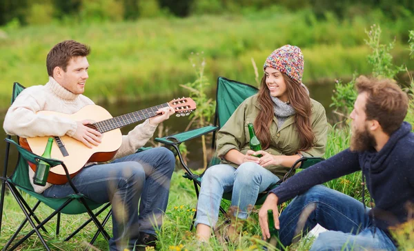 Gruppen av turister spelar gitarr i camping — Stockfoto