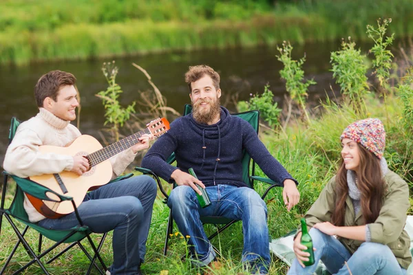 Grupo de turistas tocando guitarra no acampamento — Fotografia de Stock