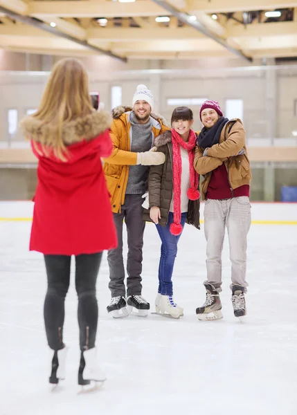 Amigos felices tomando fotos en pista de patinaje —  Fotos de Stock