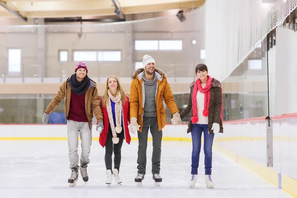 Amis heureux sur la patinoire — Photo