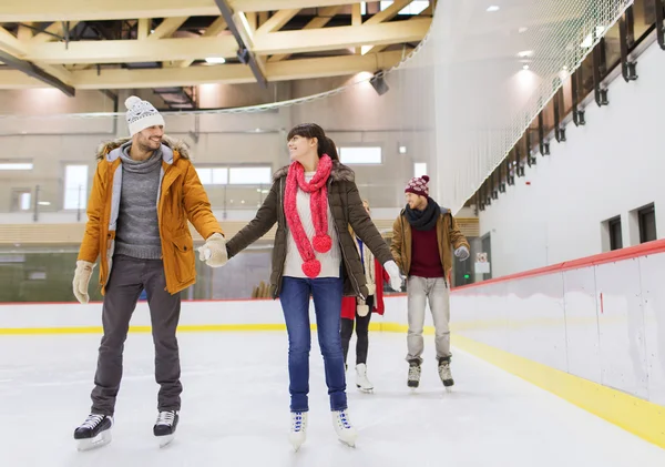 Happy vrienden op ijsbaan — Stockfoto