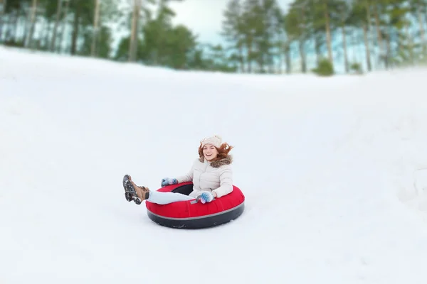 快乐少女雪管上滑落 — 图库照片