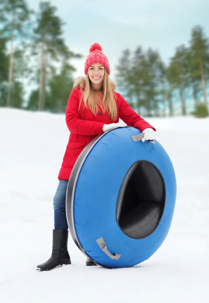 Adolescent heureux fille ou femme avec tube à neige — Photo