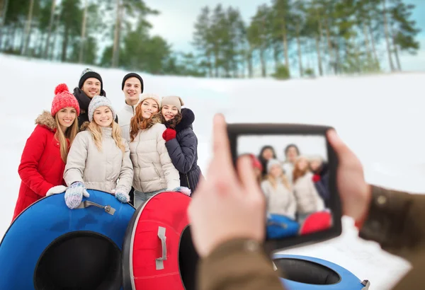 Grupa przyjaciół uśmiechający się z rury śnieg — Zdjęcie stockowe