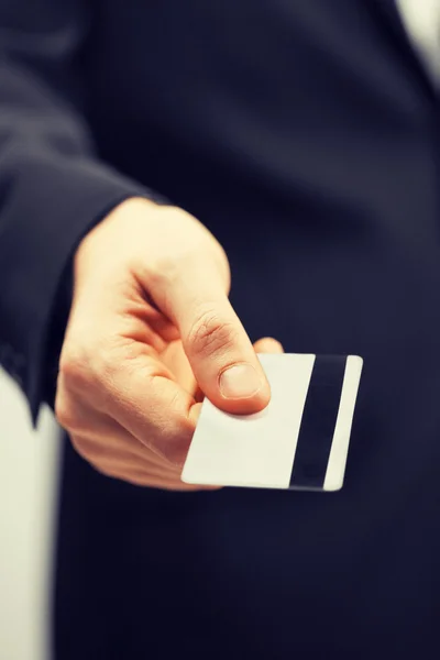 Ο άνθρωπος στο κοστούμι εκμετάλλευση πιστωτική κάρτα — Φωτογραφία Αρχείου