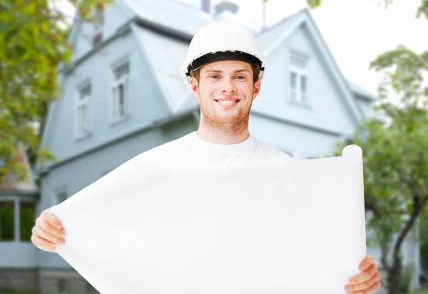 Construtor masculino ou arquiteto em capacete com planta — Fotografia de Stock