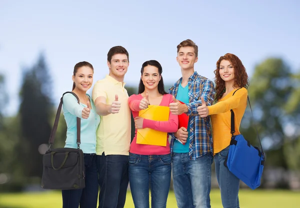 Grupa nastolatków uśmiechający się przedstawienie kciuki w górze — Zdjęcie stockowe