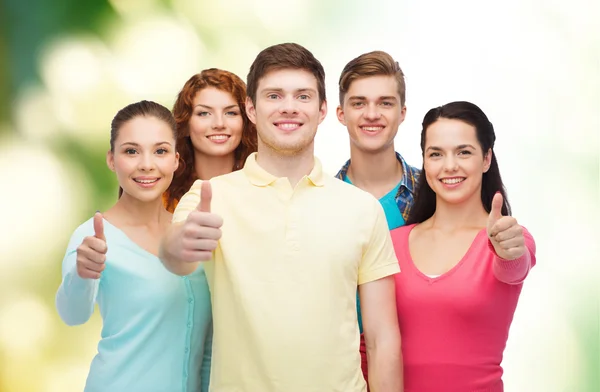 Grupo de adolescentes sonrientes sobre fondo verde — Foto de Stock