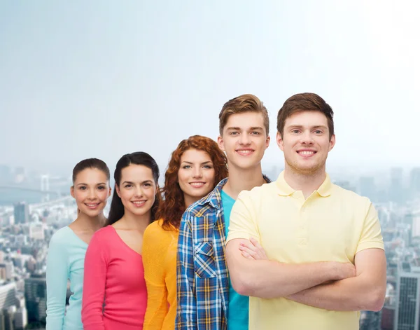 Group of smiling teenagers over city background — Stock Photo, Image