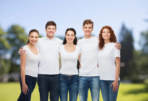 Groep van lachende tieners in witte lege t-shirts — Stockfoto