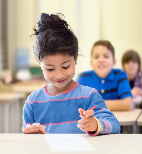 Glücklich kleine Schulmädchen über Klassenzimmer Hintergrund — Stockfoto