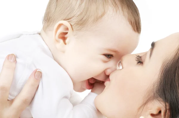 Mãe beijando seu bebê — Fotografia de Stock