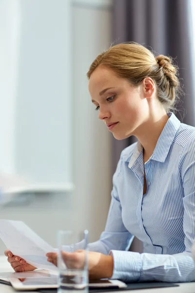 Businesswoman having problem in office — Stock Photo, Image