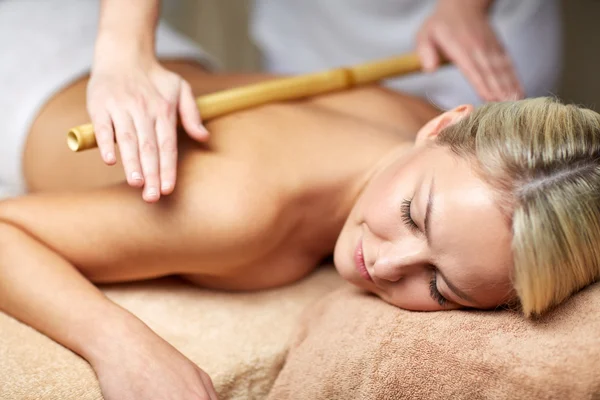 Close up de mulher deitada e tendo massagem no spa — Fotografia de Stock