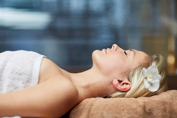 Young woman lying in spa — Stock Photo, Image