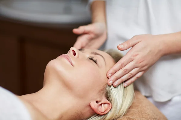 Primer plano de la mujer teniendo masaje facial en el spa —  Fotos de Stock