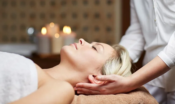 Primo piano della donna con massaggio facciale in spa — Foto Stock