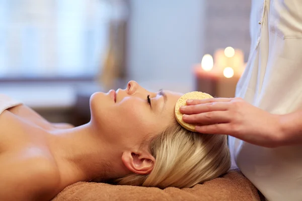 Närbild på kvinnan ha ansikte massage i spa — Stockfoto