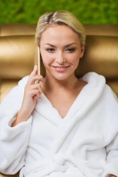 Hermosa joven con teléfono inteligente en el spa — Foto de Stock