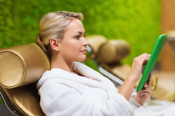 Mooie jonge vrouw met smartphone in spa — Stockfoto