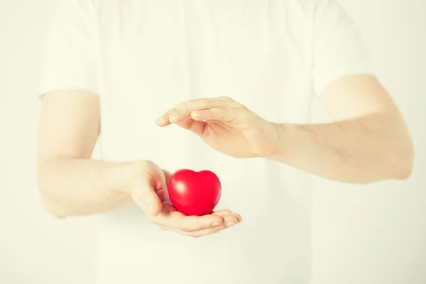 Manos de hombre con corazón — Foto de Stock